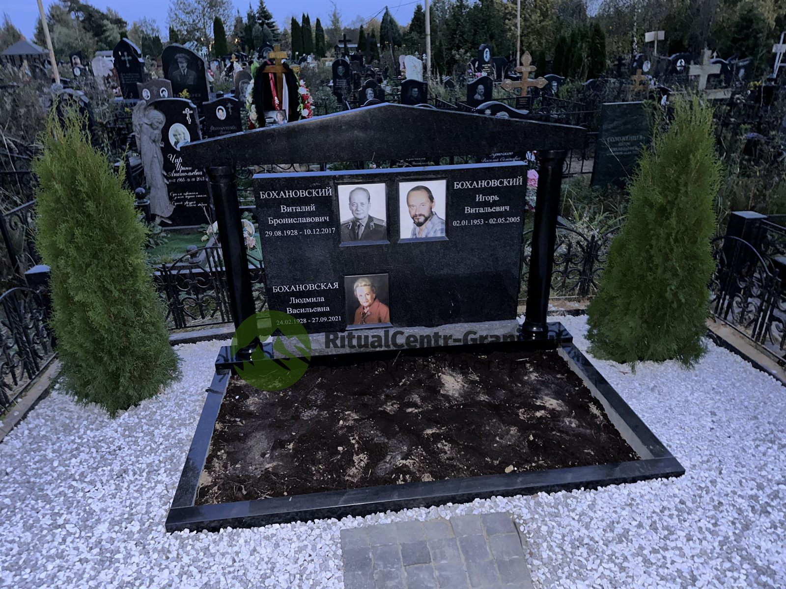 Установленный гранитный мемориальный комплекс с оградой
