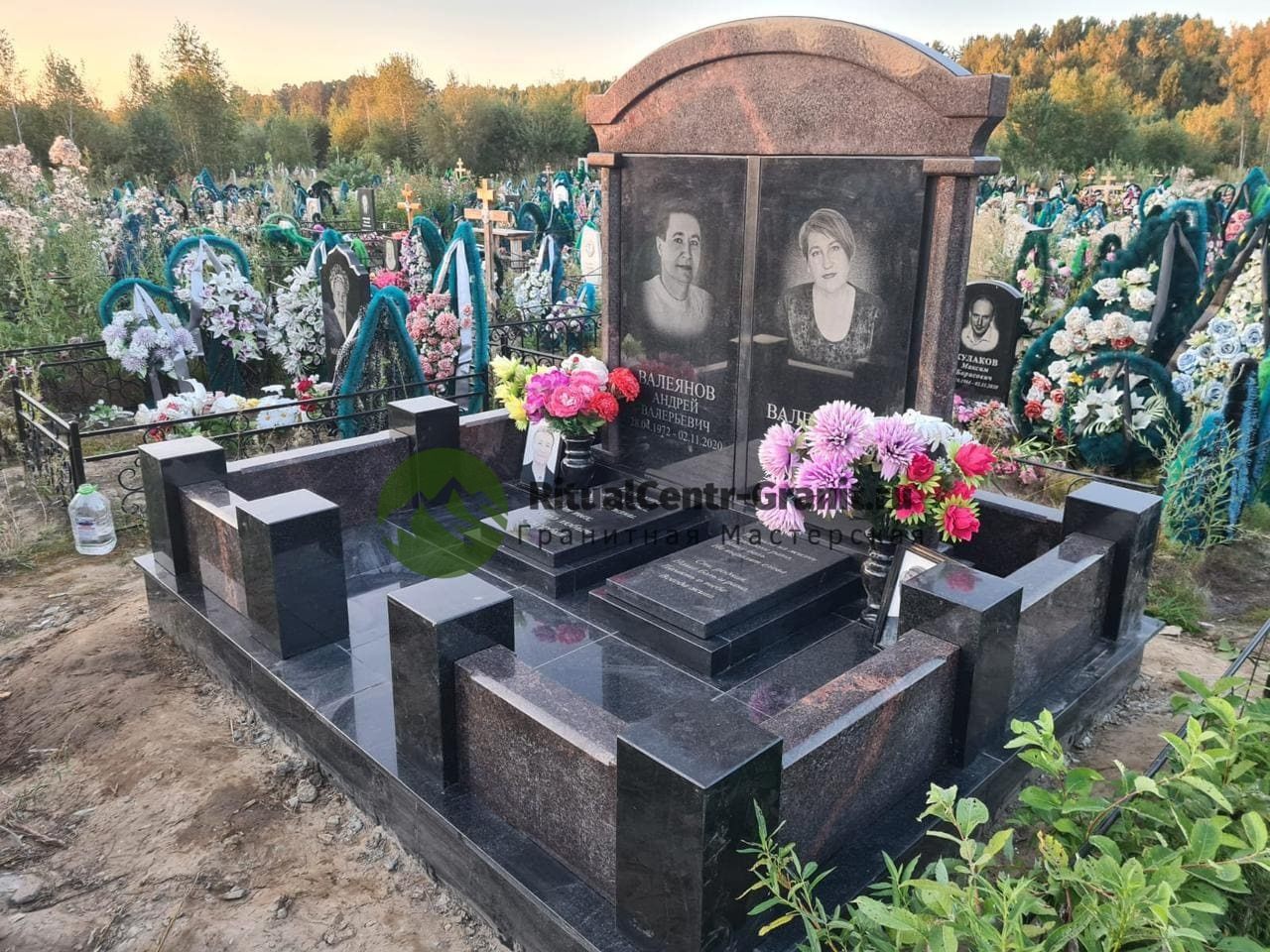 Готовый гранитный памятник с благоустройством участка