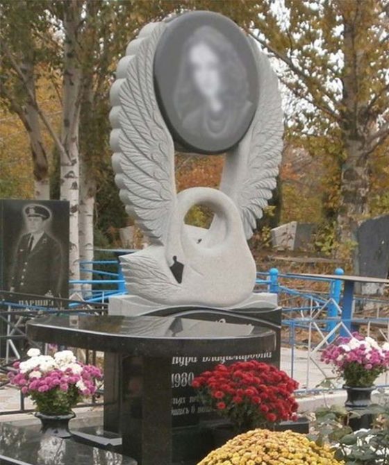 Памятник с голубем и лебедем