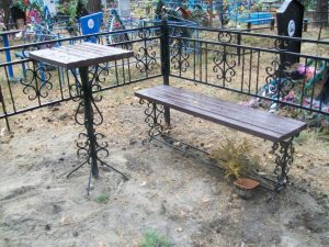 Металлический столик на кладбище 