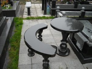 Гранитный столик на кладбище